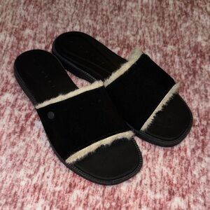 Like New Women’s Size 9 Reef Black Faux Fur Slide Sandals